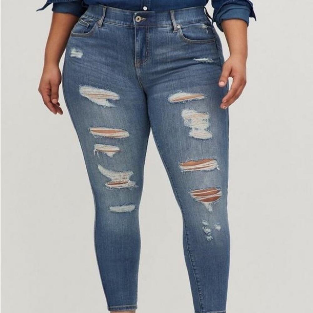 TORRID BOMBSHELL SKINNY PREMIUM STRETCH HIGH-RISE DESTRUCTED JEANS